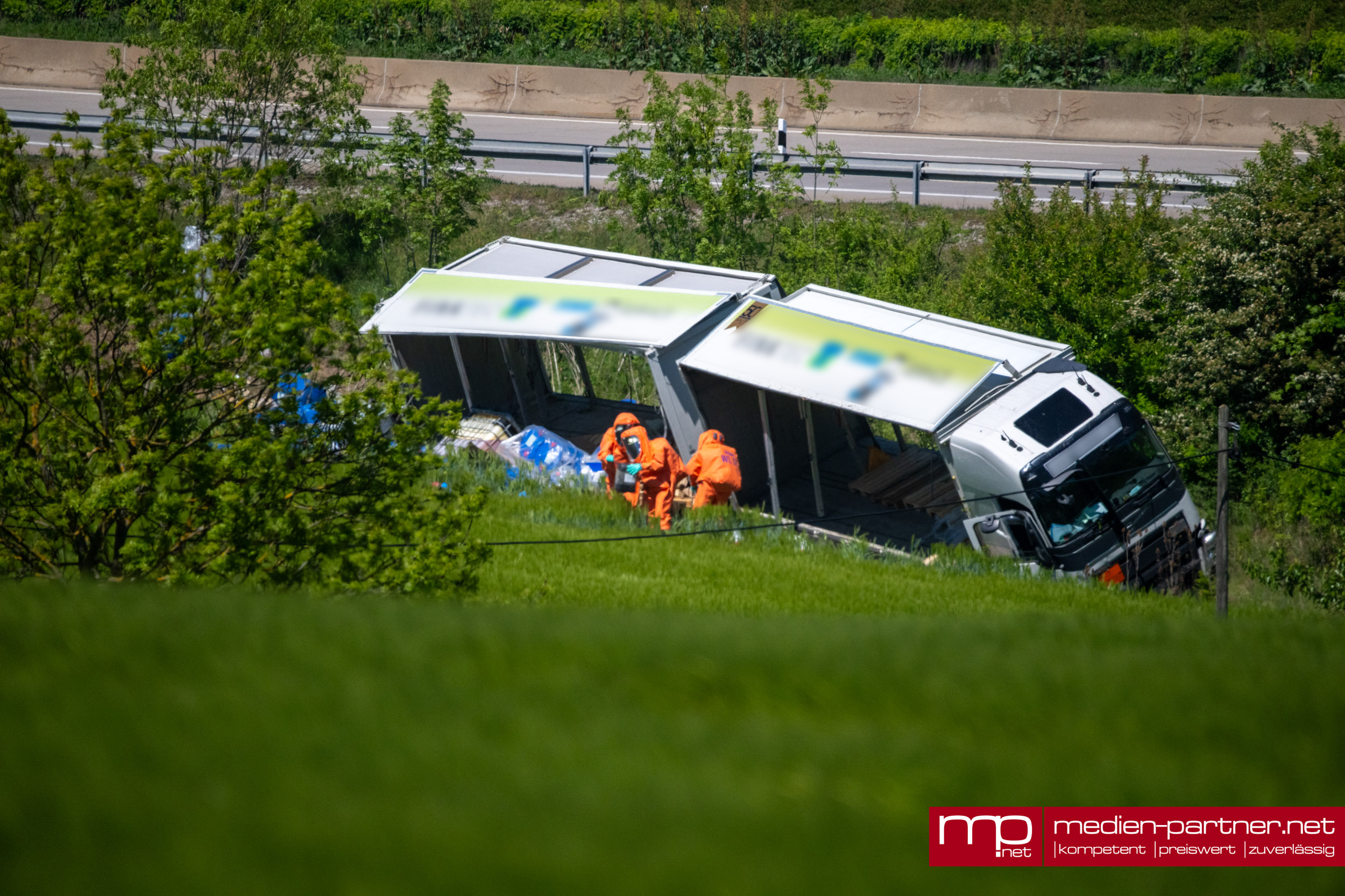 Gefahrgutunfall auf A4: Lkw mit Chemikalien verunglückt – Vollsperrung in beide Richtungen