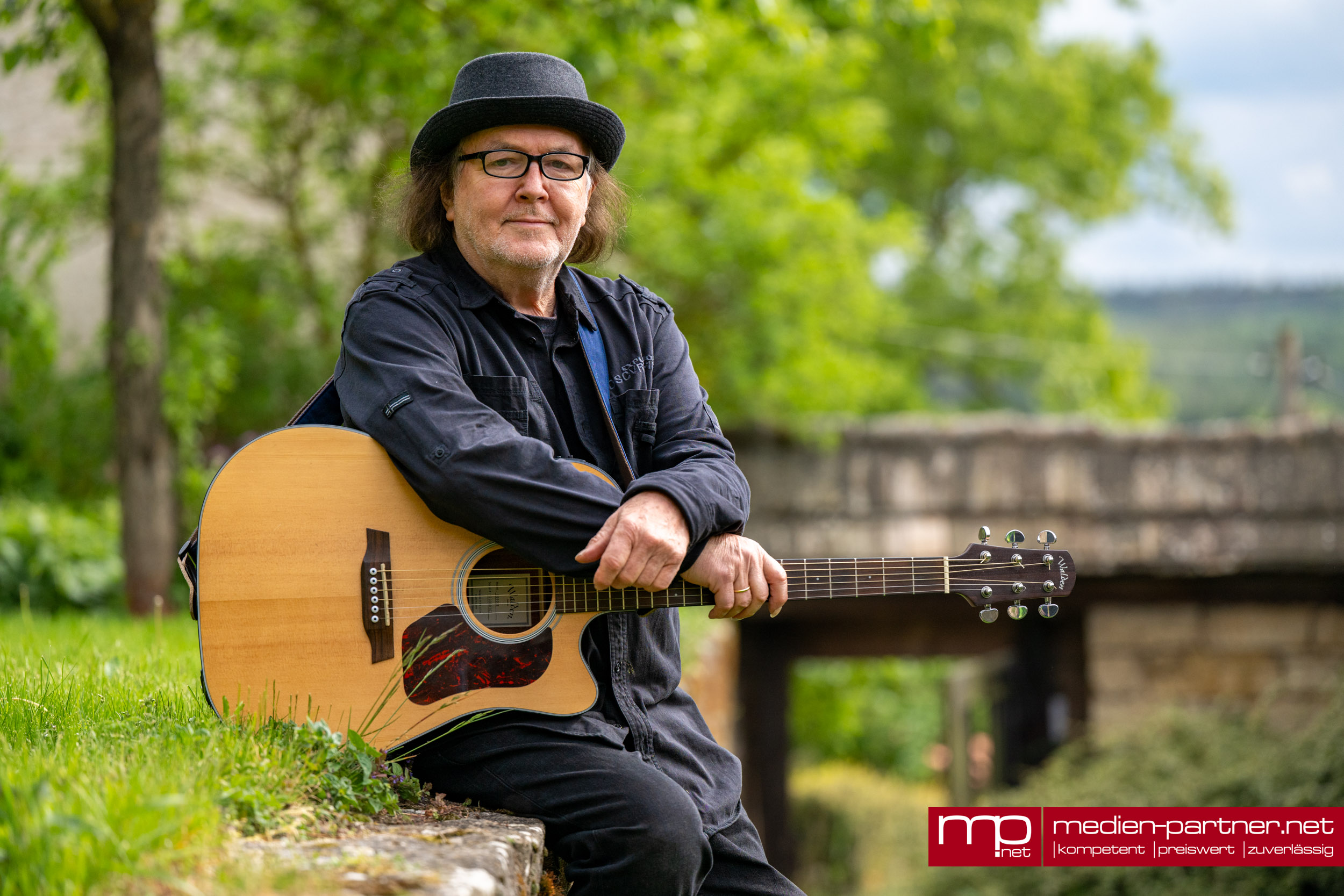 Gerhard Schöne in Saalborn: Liedermacher verzaubert kleine Kirche