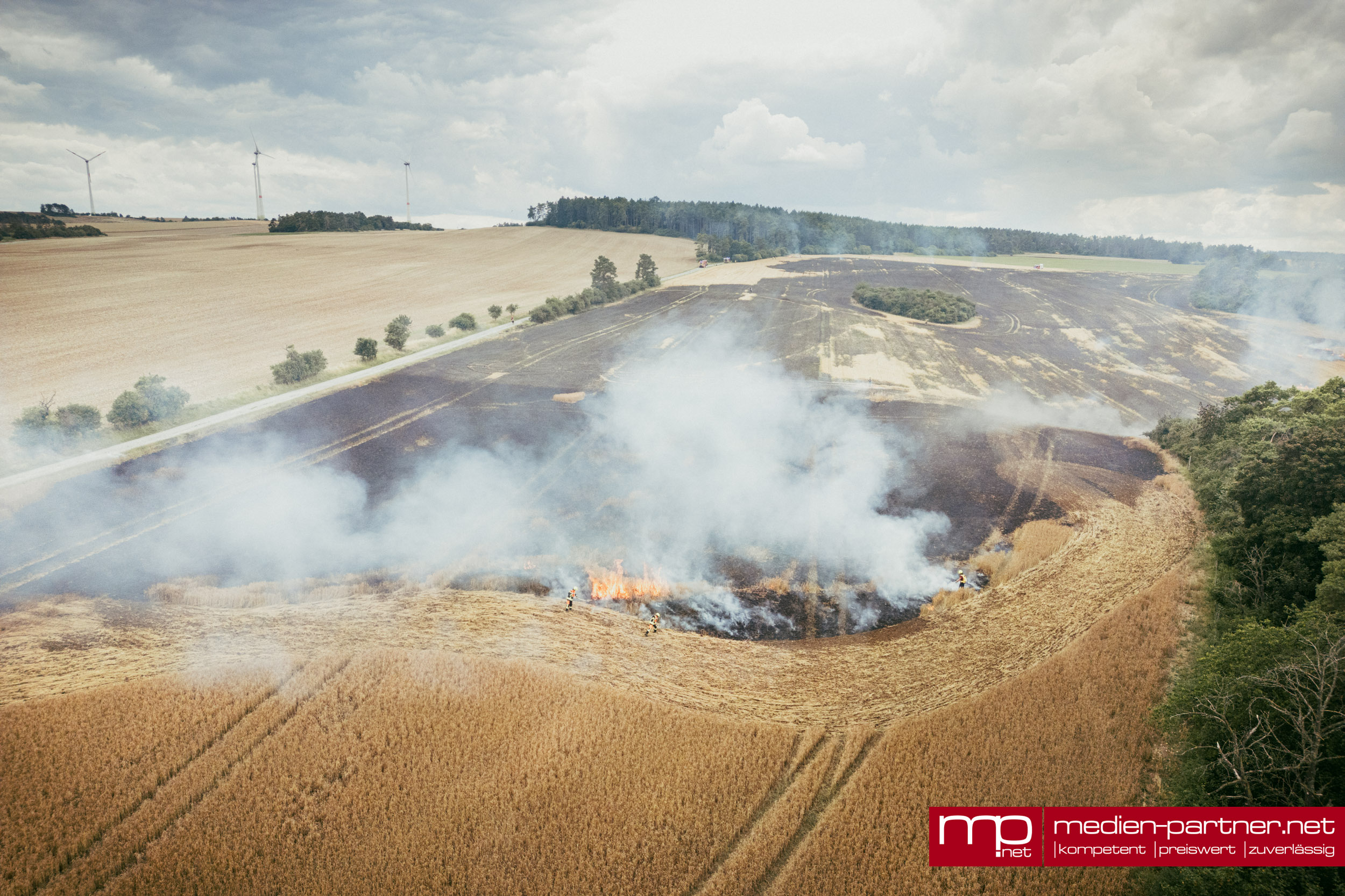 Großflächiger Feldbrand – Wind und schnelle Hilfe verhindern Schlimmeres
