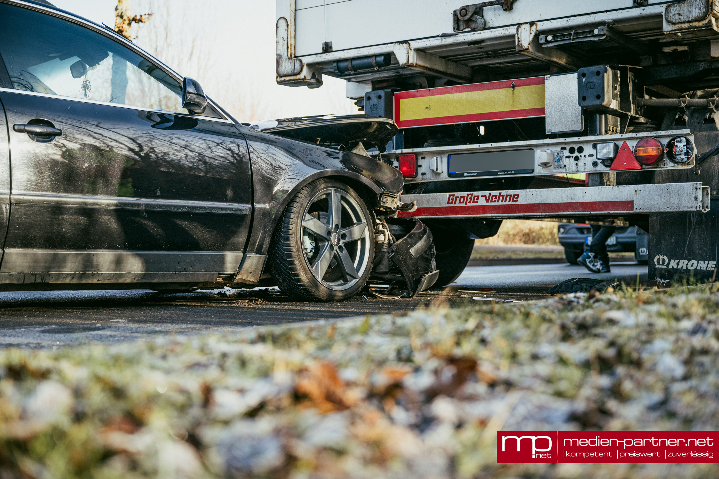 VW Passat kracht in parkenden LKW