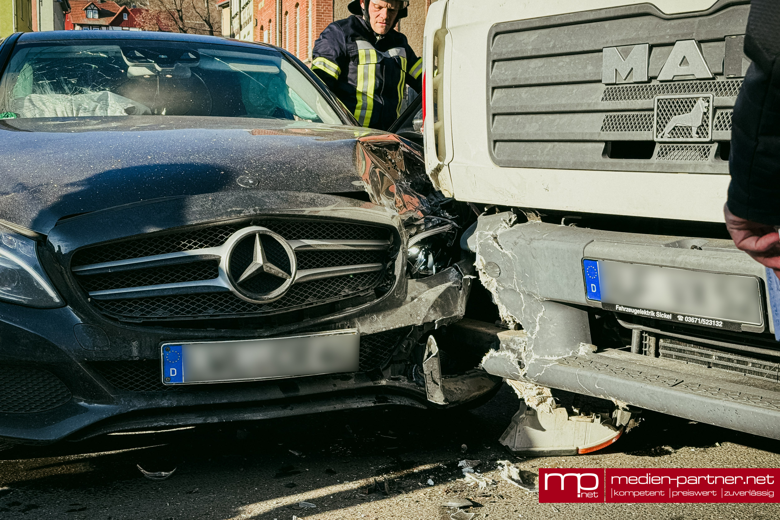 Pkw kollidiert mit Lkw – Mutter im Krankenhaus