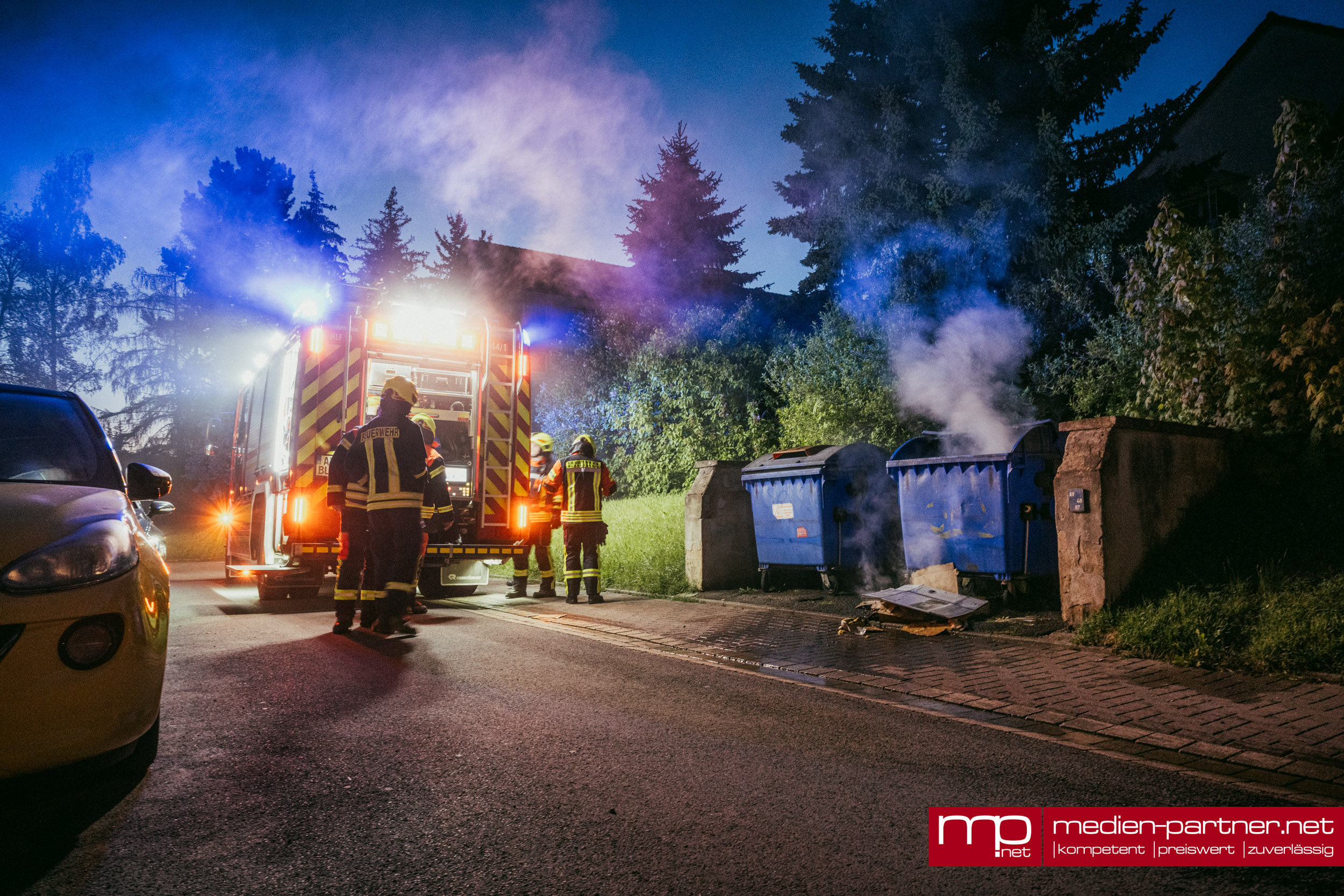 Anwohner dämmen Containerbrand ein