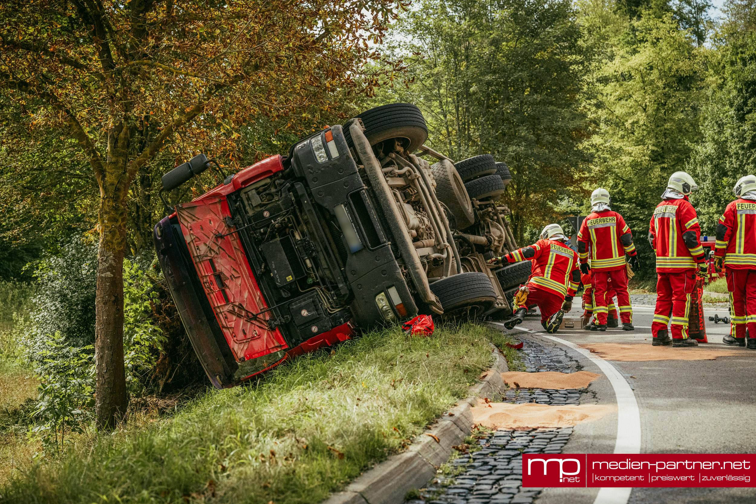 Lkw kippt im Kreisverkehr auf B85 um
